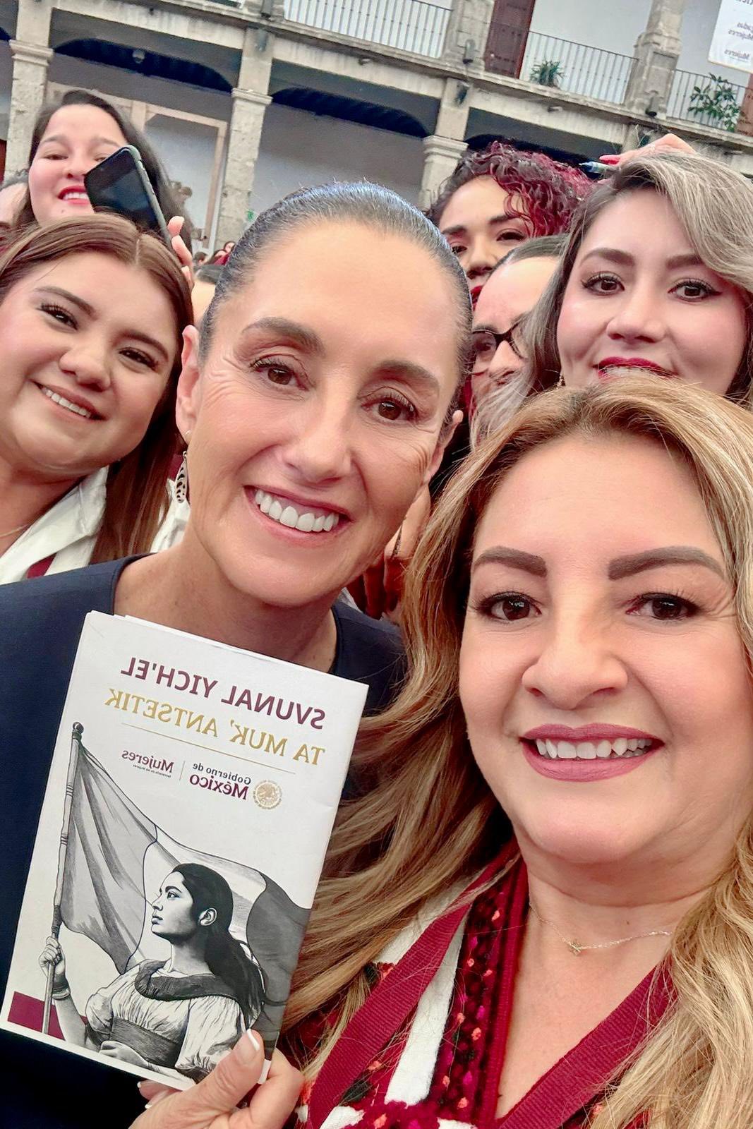 Titular de SEMUIGEN entrega a la Presidenta Claudia Sheinbaum Pardo, la Cartilla de Derechos de las Mujeres traducida a tsotsil.