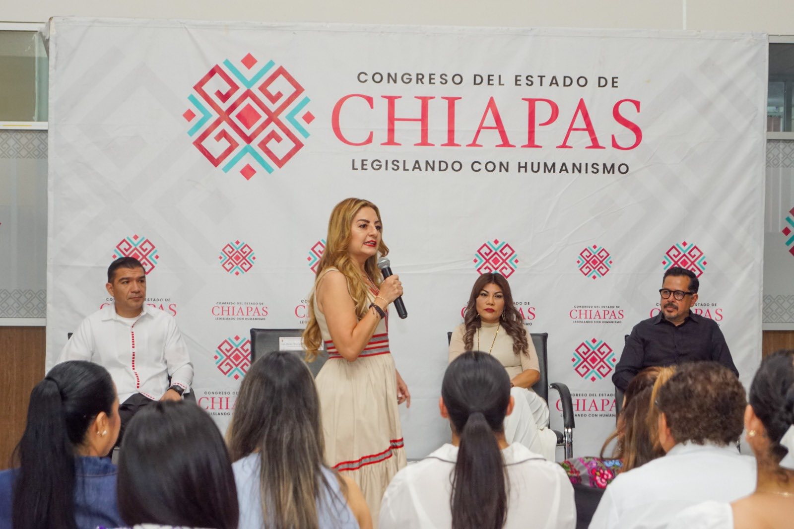 Titular de SEMUIGEN presenta la Cartilla  de los Derechos de las Mujeres, ante diputadas y diputados del Honorable congreso del Estado de Chiapas.