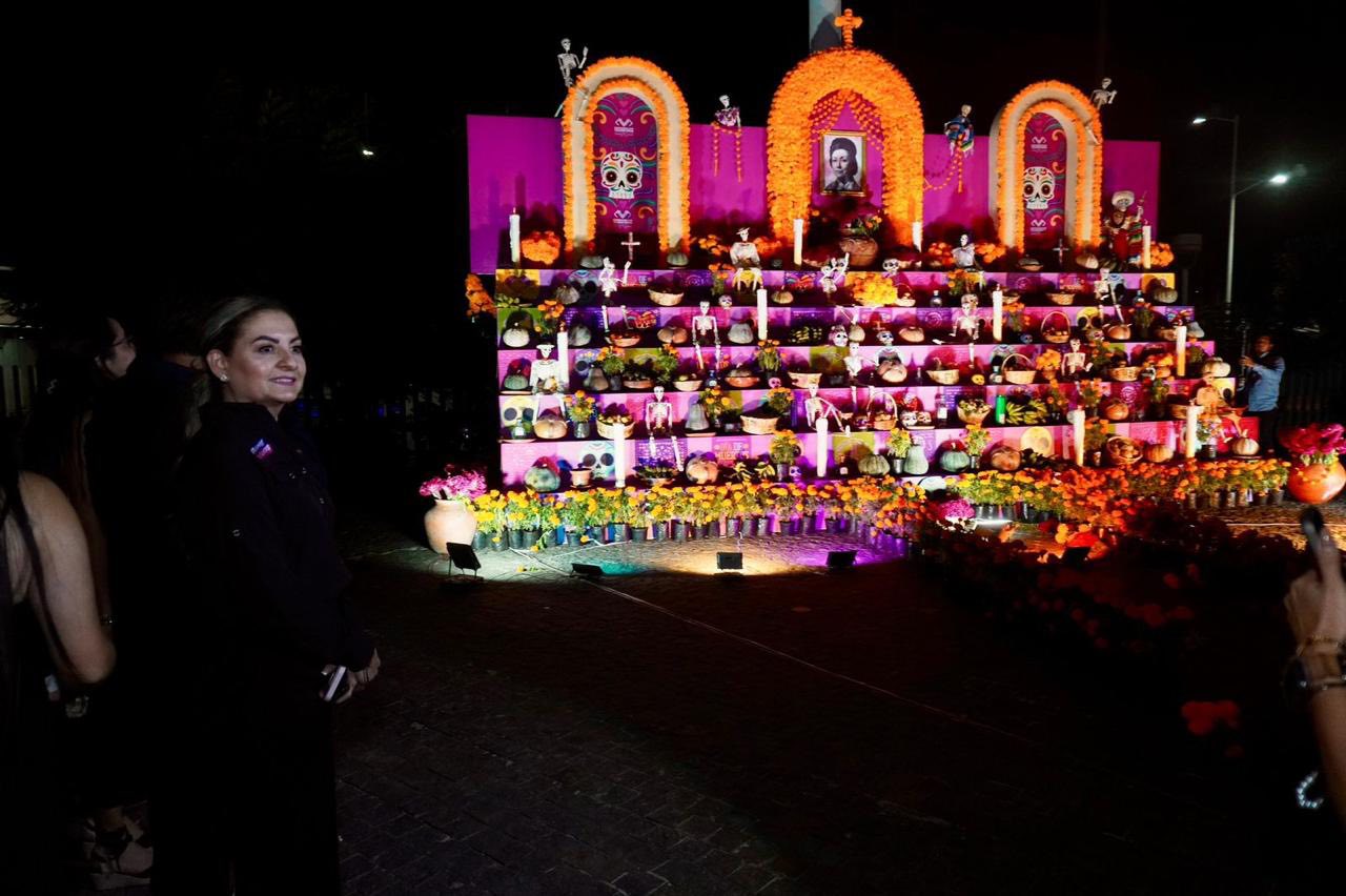 Se inaugura el altar alusivo al Día de Muertos, en la explanada de la Torre Chiapas 