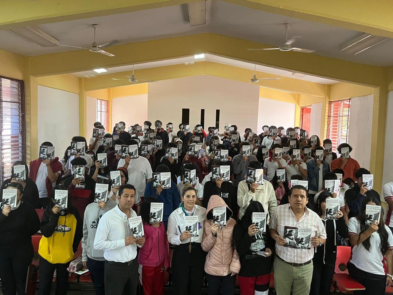 Asiste titular de SEMUIGEN con estudiantes de preparatoria para dar a conocer y ejercer sus derechos