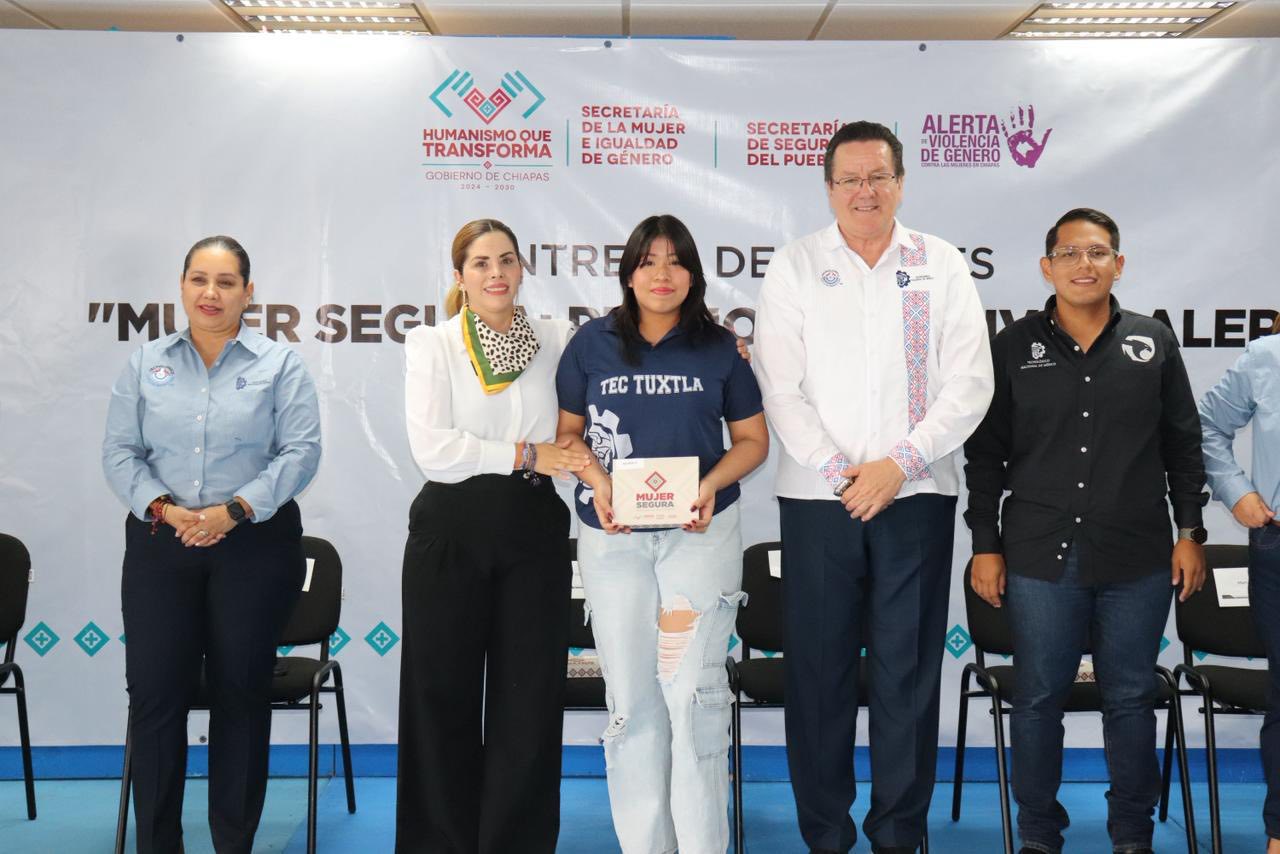 Titular de SEMUIGEN realiza entrega de relojes inteligentes, "Mujer Segura: Presiona, Activa y Alerta a jóvenes estudiantes del Instituto Tegnológico de Tuxtla Gutiérrez.