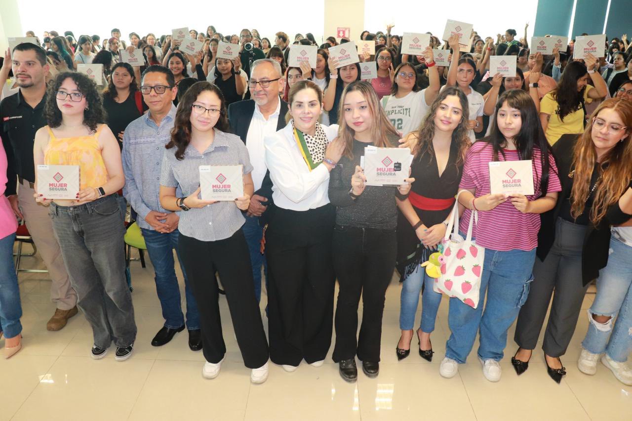 Marian Vázquez Gónzalez, titular de SEMUIGEN realiza la entrega de relojes inteligentes "MujerSegura:presiona, activa y alerta", a jovenes de la Universidad de Ciencias y Artes de Chiapas.