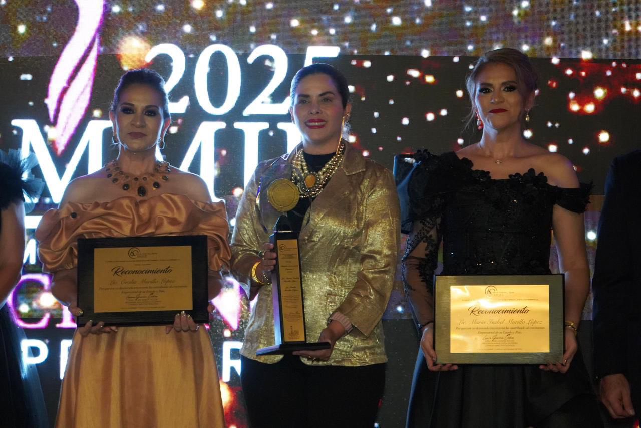 Asiste titular de SEMUIGEN,  a la entrega de Medalla Excelencia Empresarial 2025.