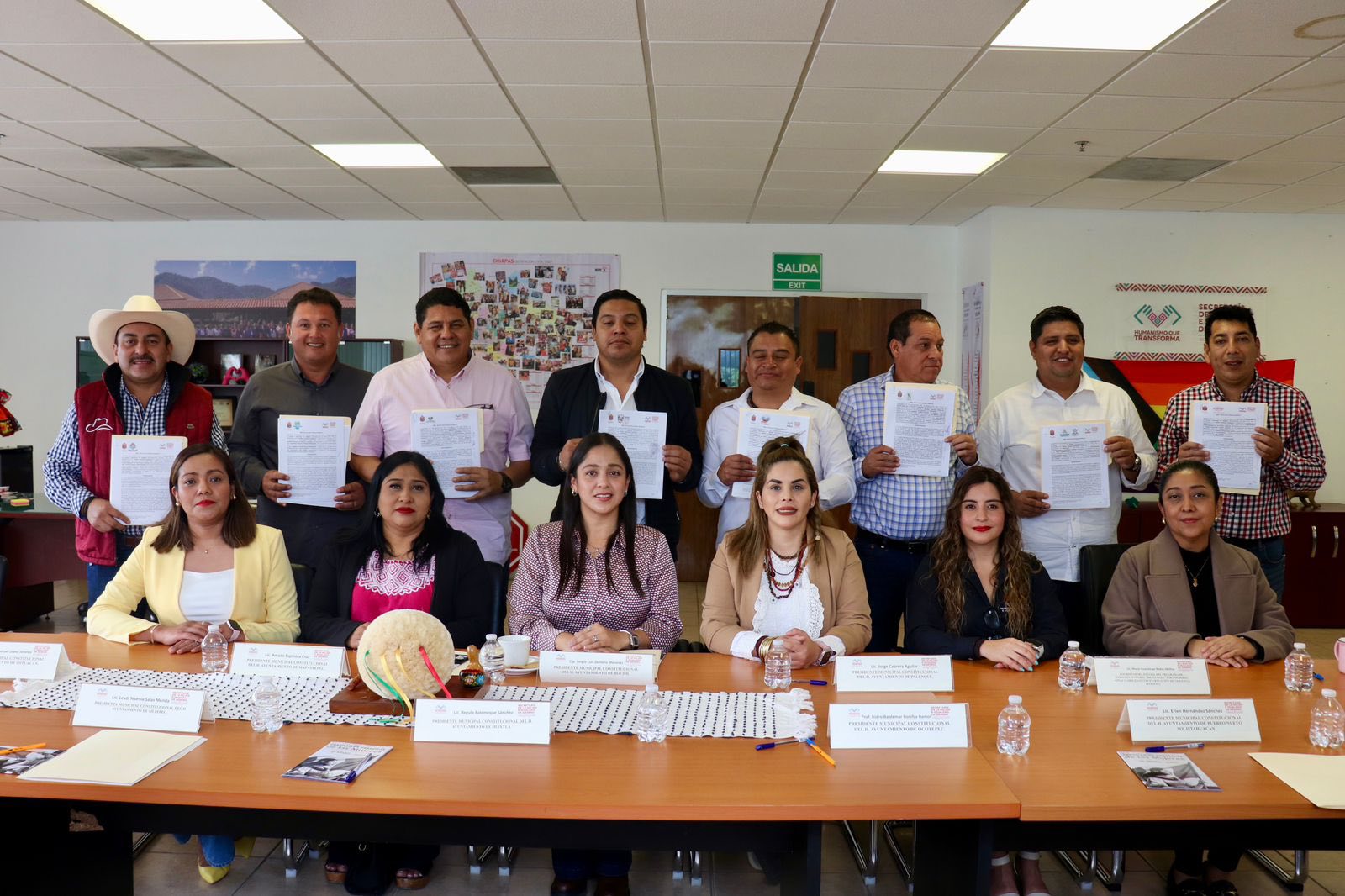 Firma del convenio de colaboración para la implementación del Programa de Atención Integral “Reina Roja”.