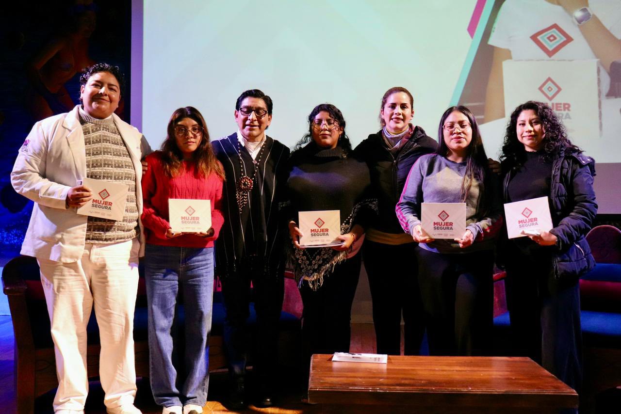 Entrega de relojes inteligentes “Mujer Segura: Presiona, Activa y Alerta” a estudiantes de la Universidad Intercultural de Chiapas, en San Cristóbal de Las Casas