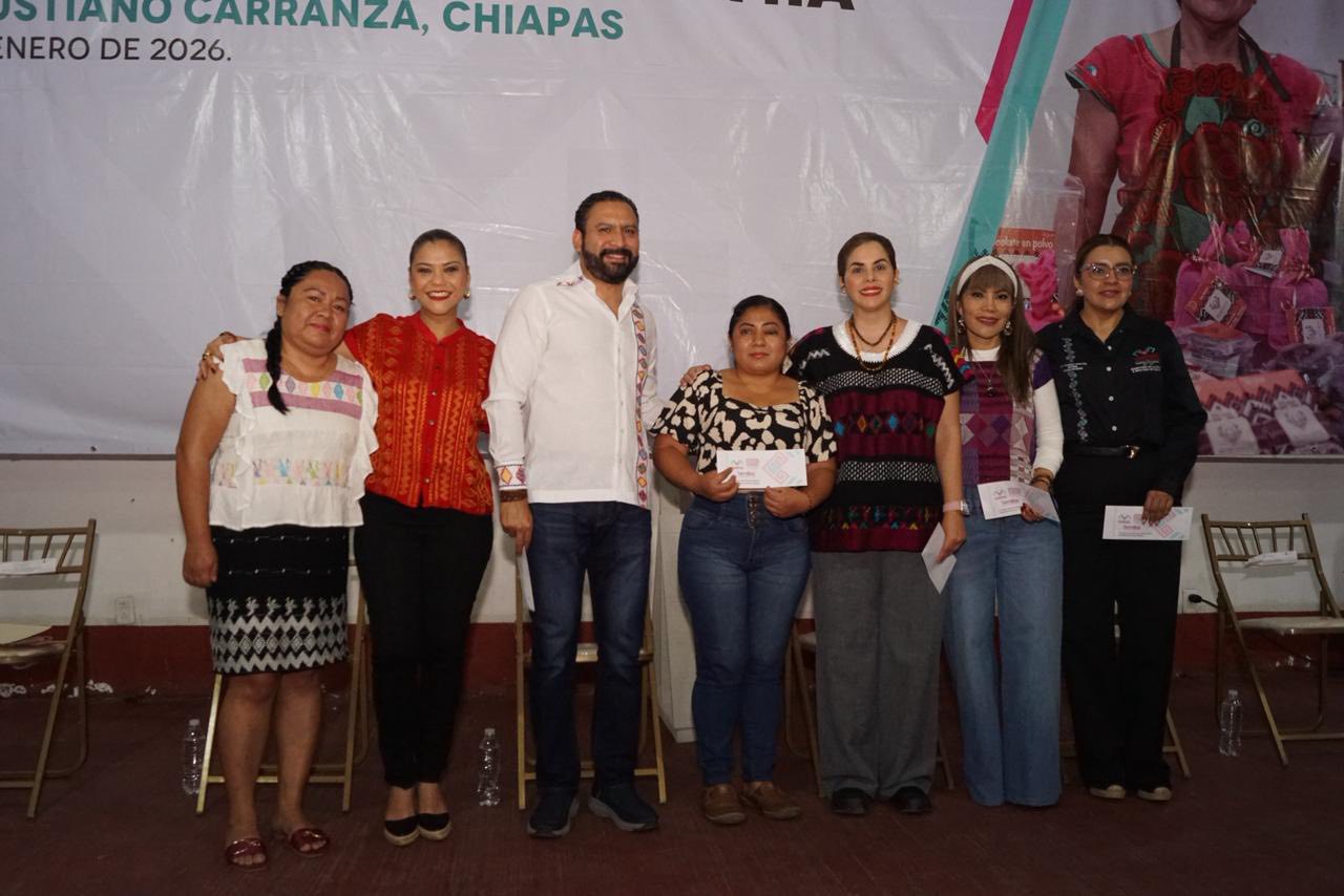 Entrega de recursos del programa de microcréditos “Semillas de Autonomía”, en el municipio de Venustiano Carranza