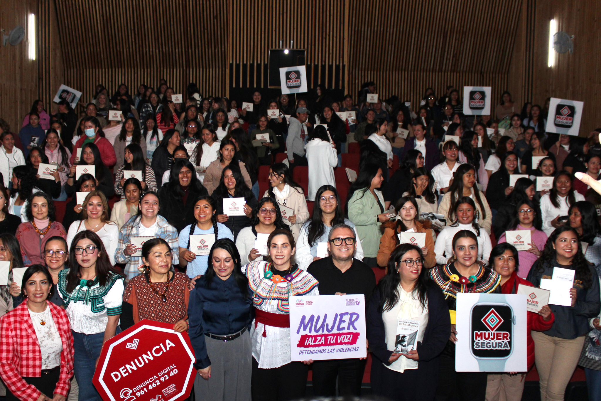 Entrega de relojes inteligentes del programa “Mujer Segura: Presiona, Activa y Alerta” a alumnas de la UNACH Campus VIII-Comitán de la Universidad Autónoma de Chiapas,