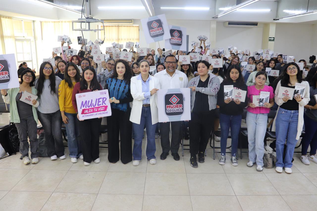 Entrega de relojes inteligentes “Mujer Segura: Presiona, activa y alerta" a estudiantes de la Facultad de Arquitectura de la Benemérita Universidad Autónoma de Chiapas (Unach).