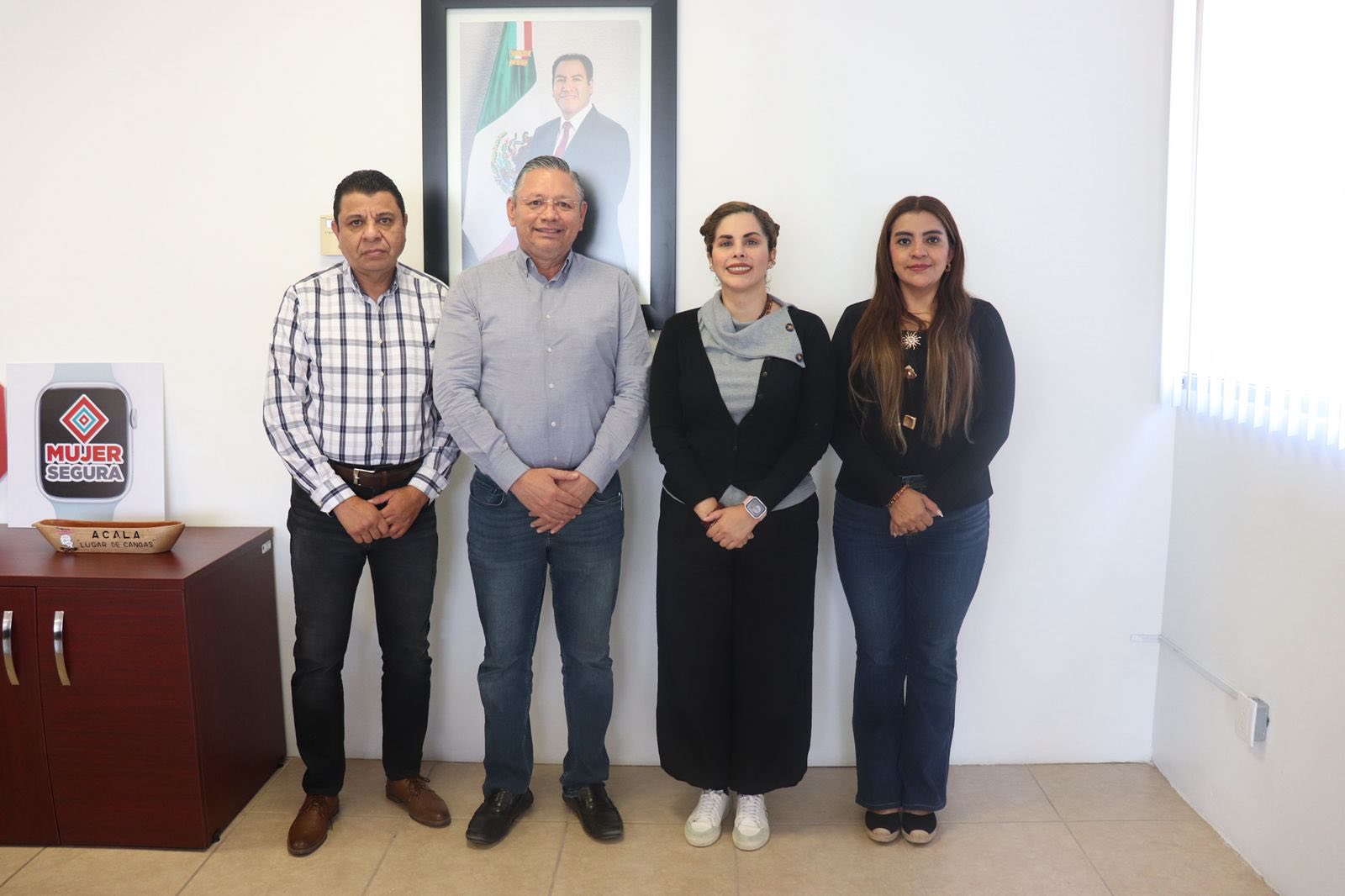 Reunión con el  director general del Laboratorio Rovissan, para dialogar sobre acciones de colaboración en beneficio de las mujeres.