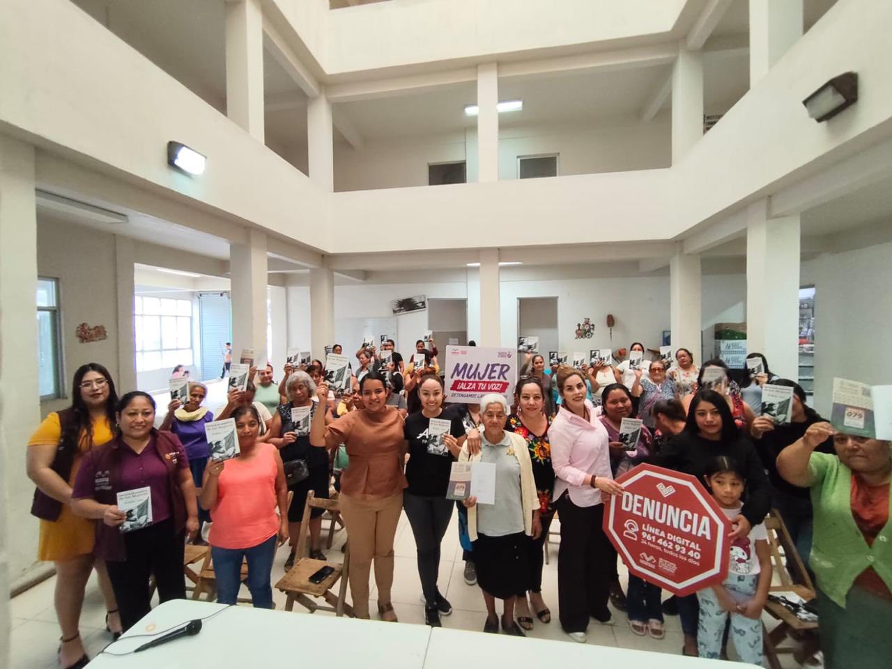 Jornada de la Unidad Móvil del Programa de Atención Integral para el Bienestar de las Mujeres en la colonia Unidad Antorchista, en Tuxtla Gutiérrez.