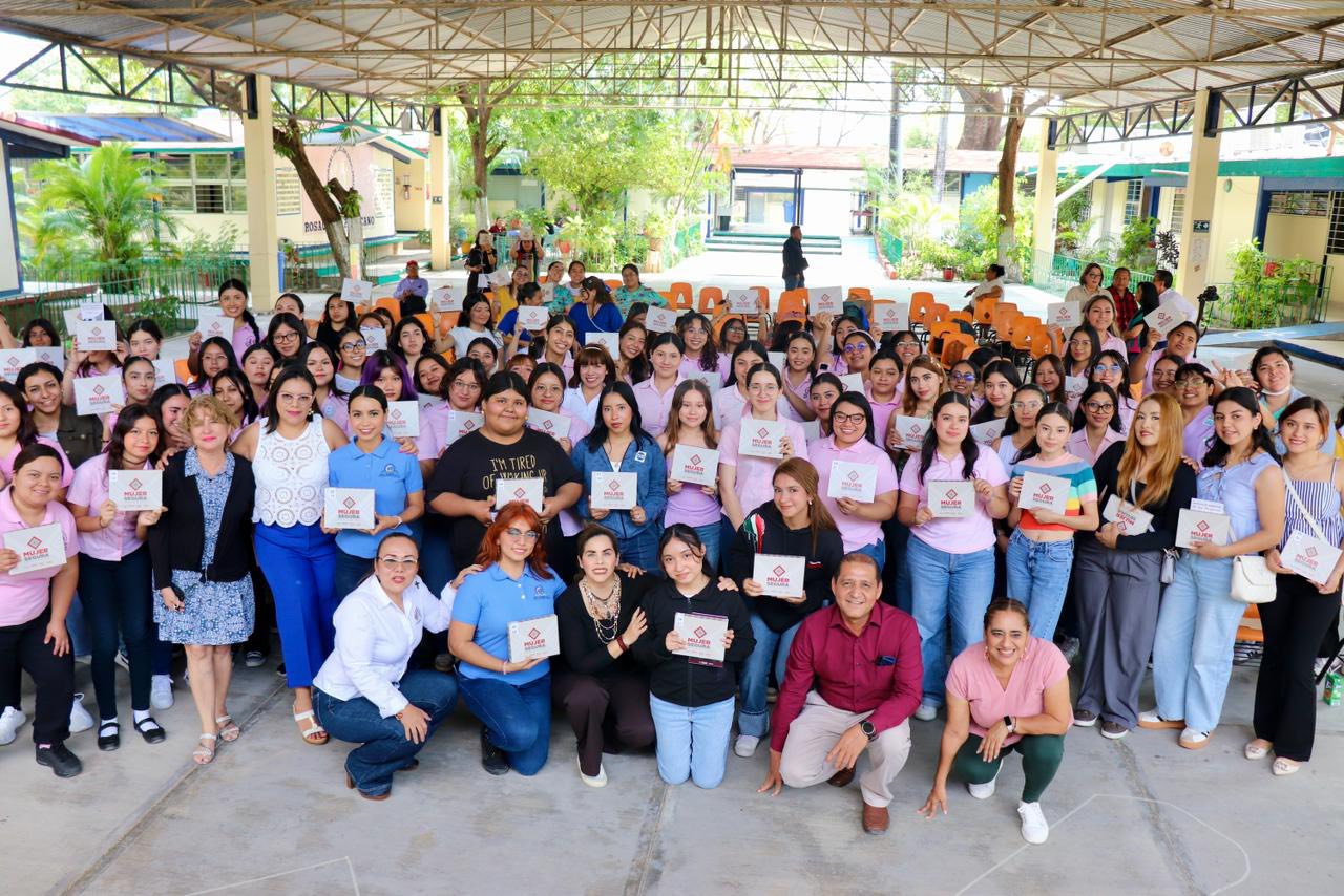 Entrega del reloj “Mujer Segura: Presiona, activa y alerta” a alumnas de la Escuela Normal de Licenciatura en Educación Preescolar (ENLEP) “Bertha Von Glumer y Leyva” y la ENLEP “Rosaura Zapata Cano”.