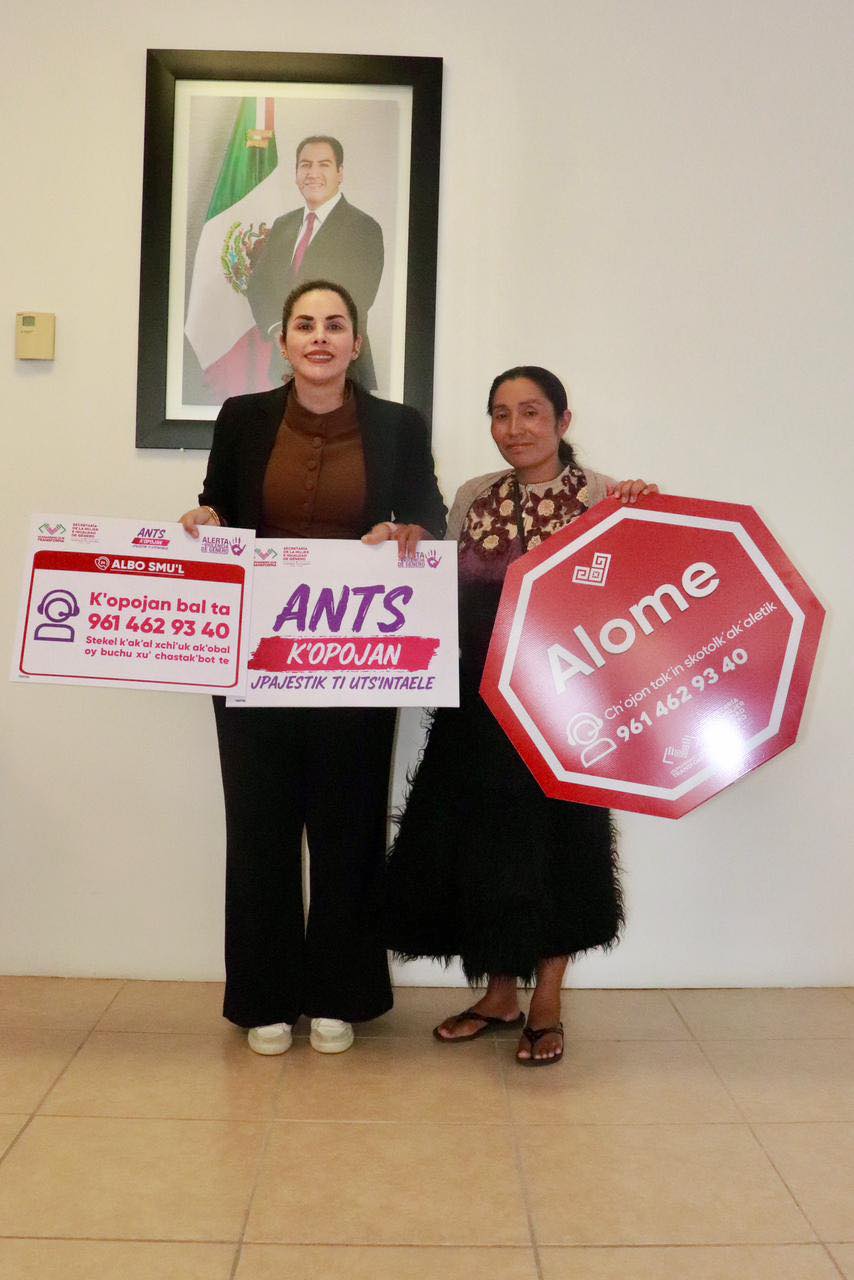 Reunión de trabajo con la directora de la Instancia de la Mujer de Chamula, para entregar material informativo en lengua tsotsil.