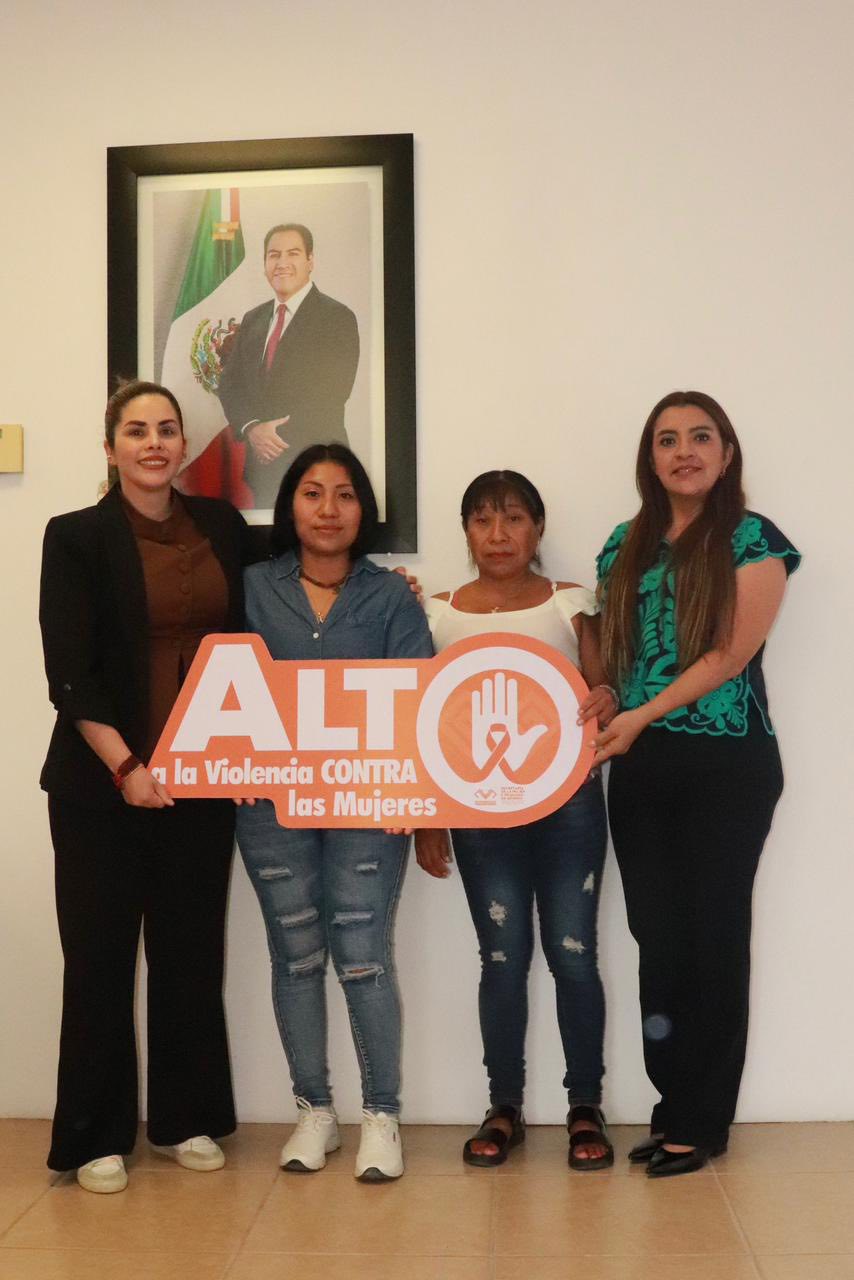Reunión de trabajo co la secretaria del Agente Auxiliar Municipal de Lacanjá Chansayab, Ocosingo.