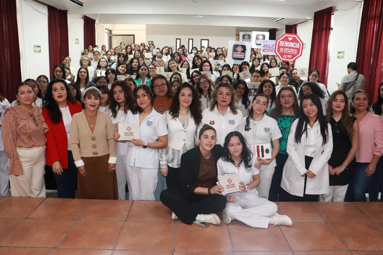 Ceremonia de entrega de reloj “Mujer Segura: Presiona, activa y alerta", a alumnas de la Facultad de Medicina Humana “Dr. Manuel Velasco Suárez” de la Benemérita Universidad Autónoma de Chiapas. 