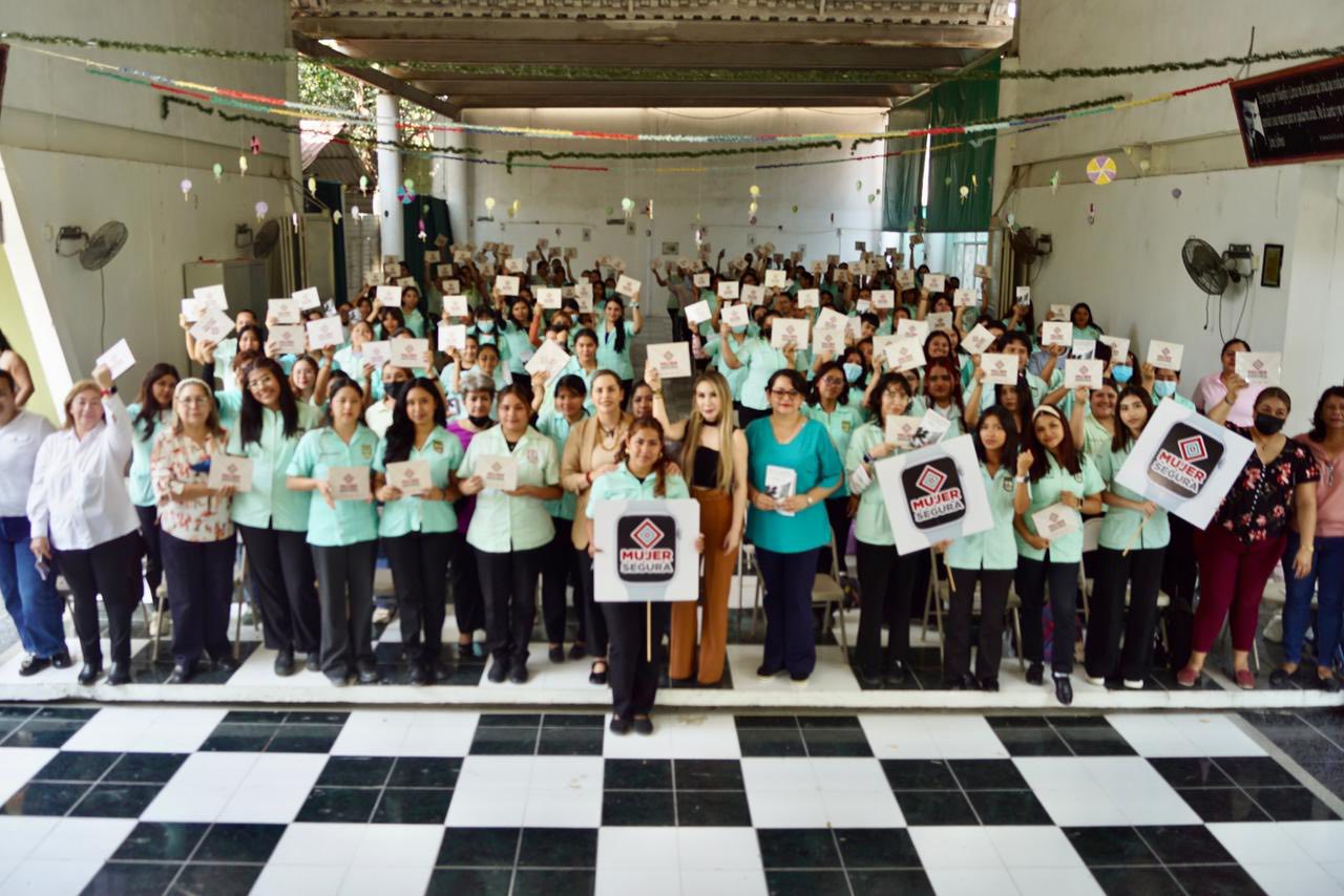 Entrega de relojes “Mujer Segura: Presiona, activa y alerta”, a alumnas de la Escuela Superior de Trabajo Social “Jesús Aquino Juan”, en Tuxtla Gutiérrez.