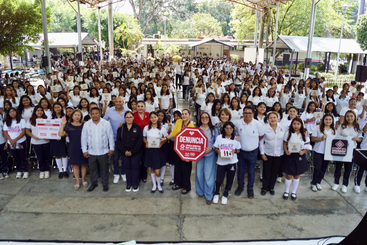 Entrega de relojes inteligentes “Mujer Segura: Presiona, activa y alerta”, a alumnas de los planteles 08 y 70 del Colegio de Bachilleres de Chiapas (Cobach), en el municipio de Tapachula. 