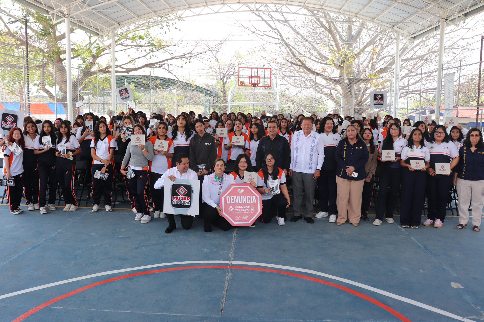 Entrega de relojes inteligentes “Mujer Segura: Presiona, activa y alerta” a estudiantes de la Prepa 6 de Tuxtla Gutiérrez.