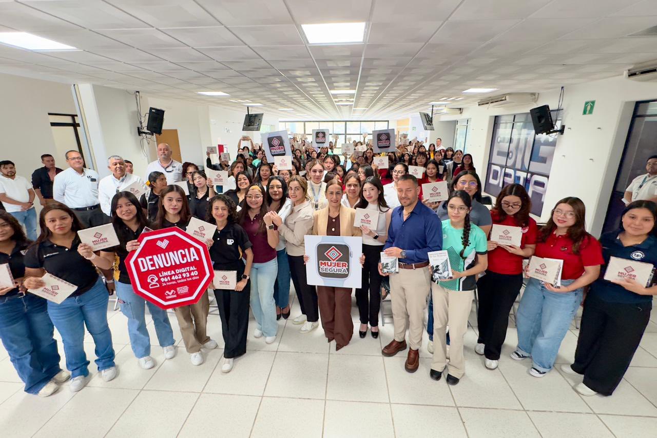 Entrega de relojes inteligentes del programa “Mujer Segura: Presiona, Activa y Alerta” a estudiantes de la Universidad Politécnica de Chiapas, en Suchiapa.