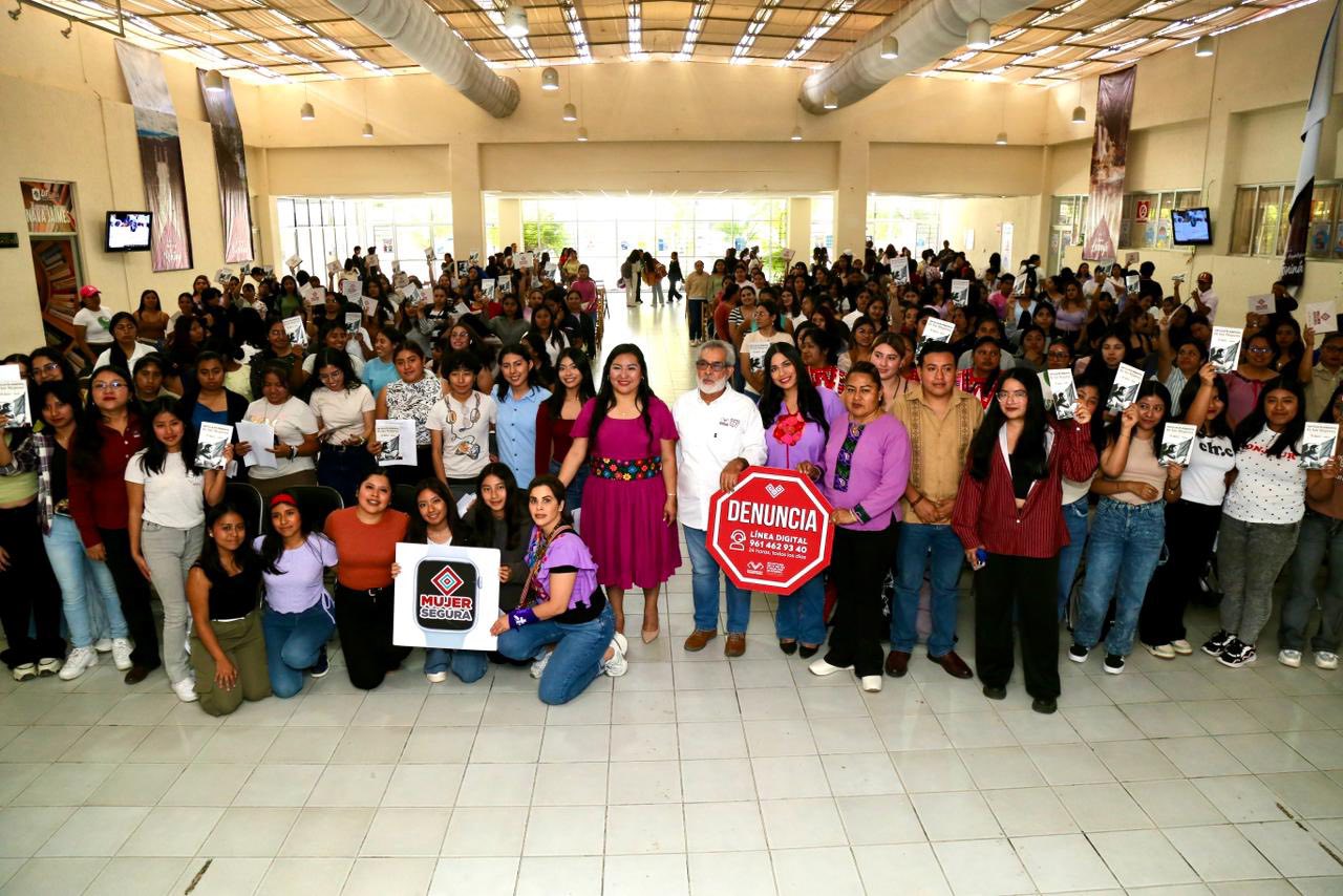 Entrega de relojes “Mujer Segura: Presiona, activa y alerta” a estudiantes de la Universidad Tecnológica de la Selva.