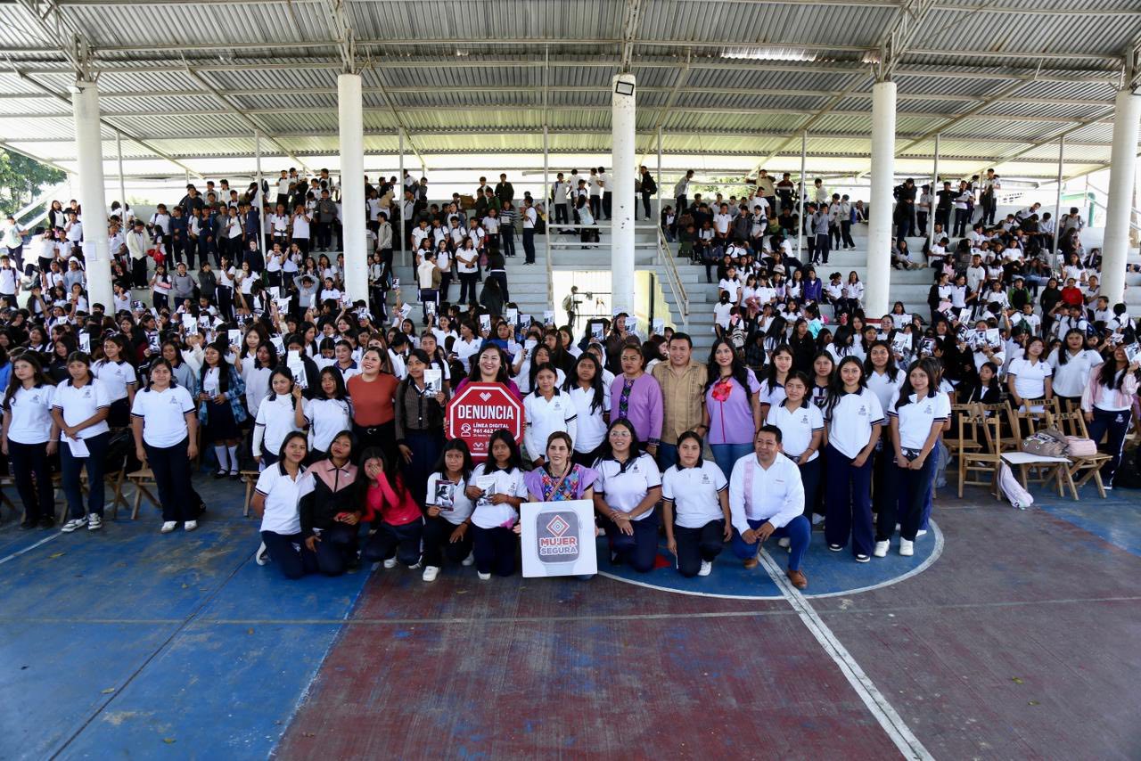 Entrega de relojes del programa “Mujer Segura: Presiona, activa y alerta” a estudiantes del  Colegio de Bachilleres de Chiapas Plantel 16 de Ocosingo.