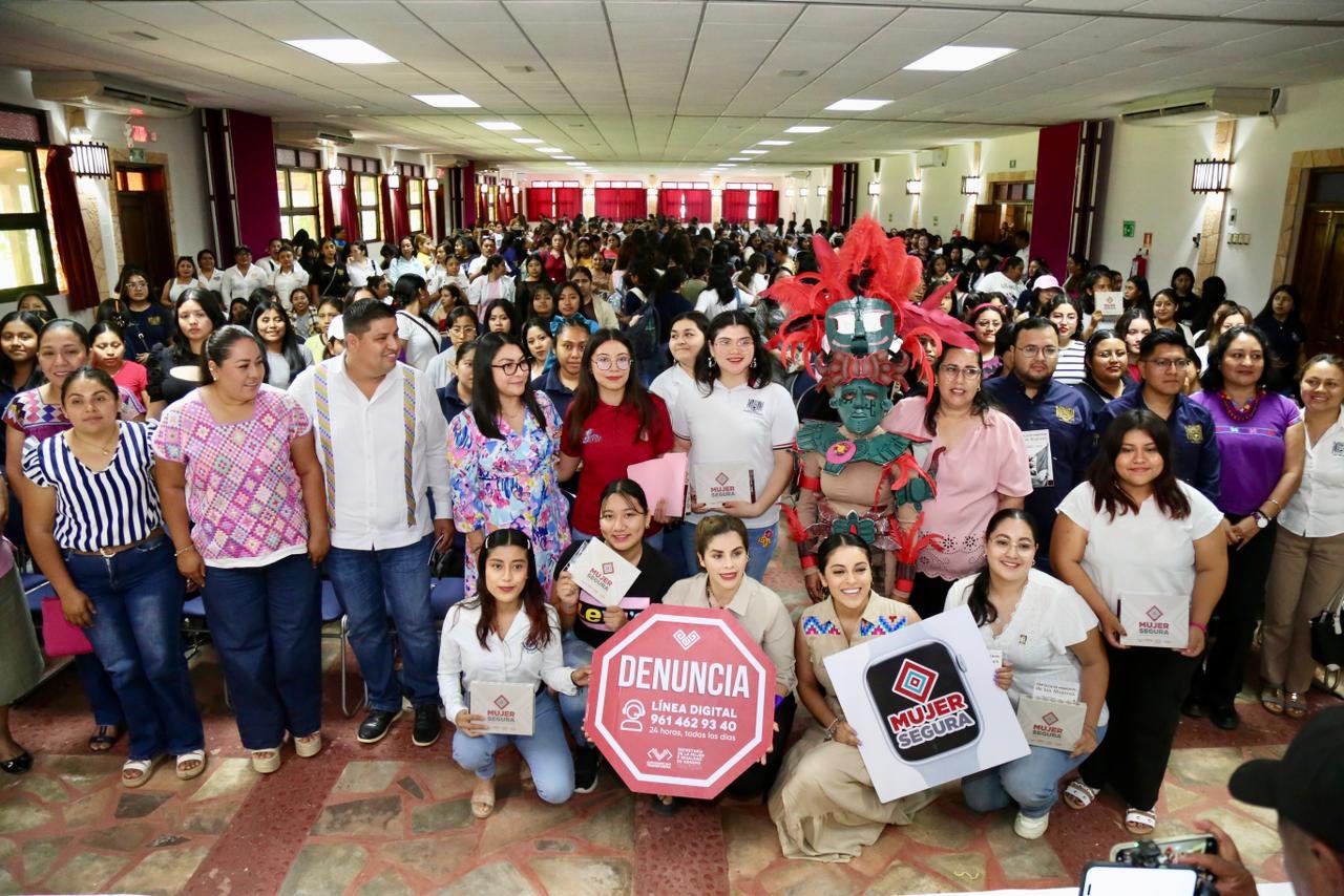 Entrega de relojes “Mujer Segura: Presiona, activa y alerta”, a estudiantes universitarias de Palenque.