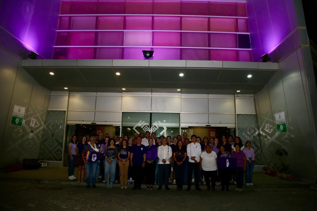 La titular encabezó la iluminación de Torre Chiapas en color morado, en el marco de la conmemoración del Día Internacional de las Mujeres.