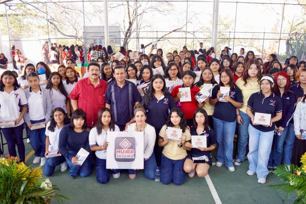 Entrega de relojes del programa “Mujer Segura: Presiona, activa y alerta”, a estudiantes de la Escuela Preparatoria No. 7 del Estado.