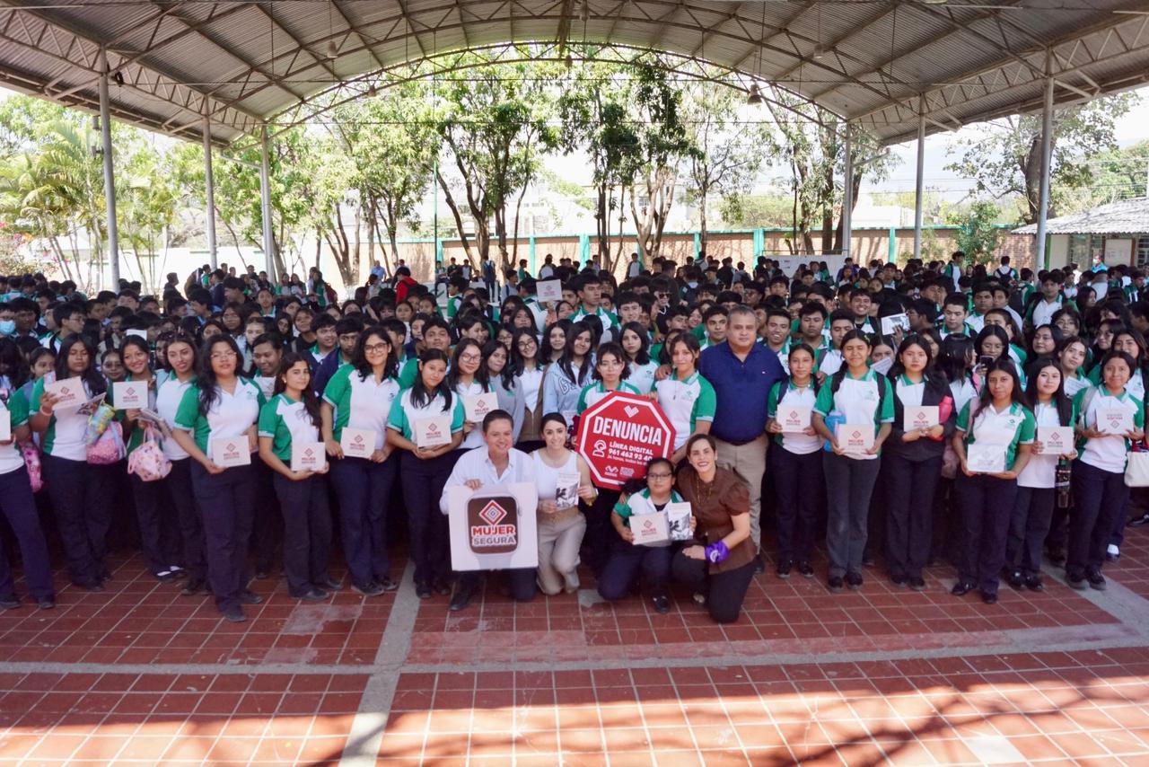Entrega de relojes del programa “Mujer Segura: Presiona, activa y alerta” a estudiantes del Conalep Plantel 022 en Chiapa de Corzo.