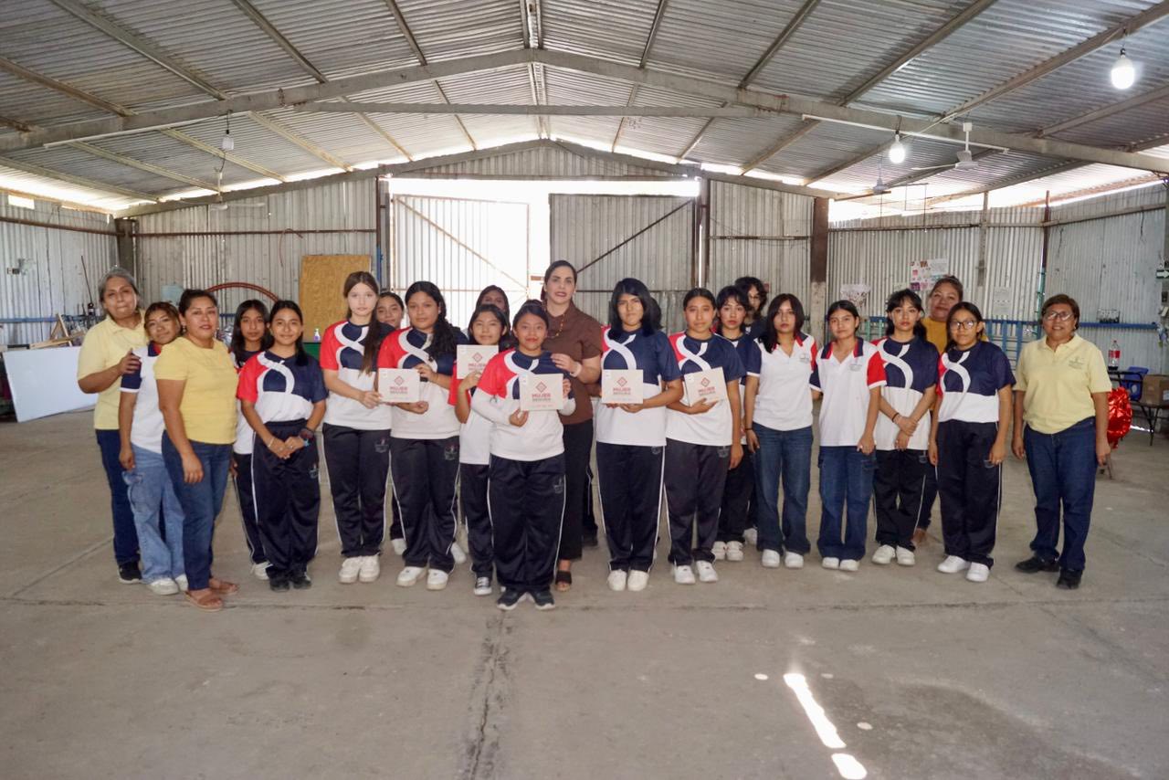 Entrega de relojes “Mujer Segura: Presiona, activa y alerta” a estudiantes de la Escuela Preparatoria número 8 del Estado.
